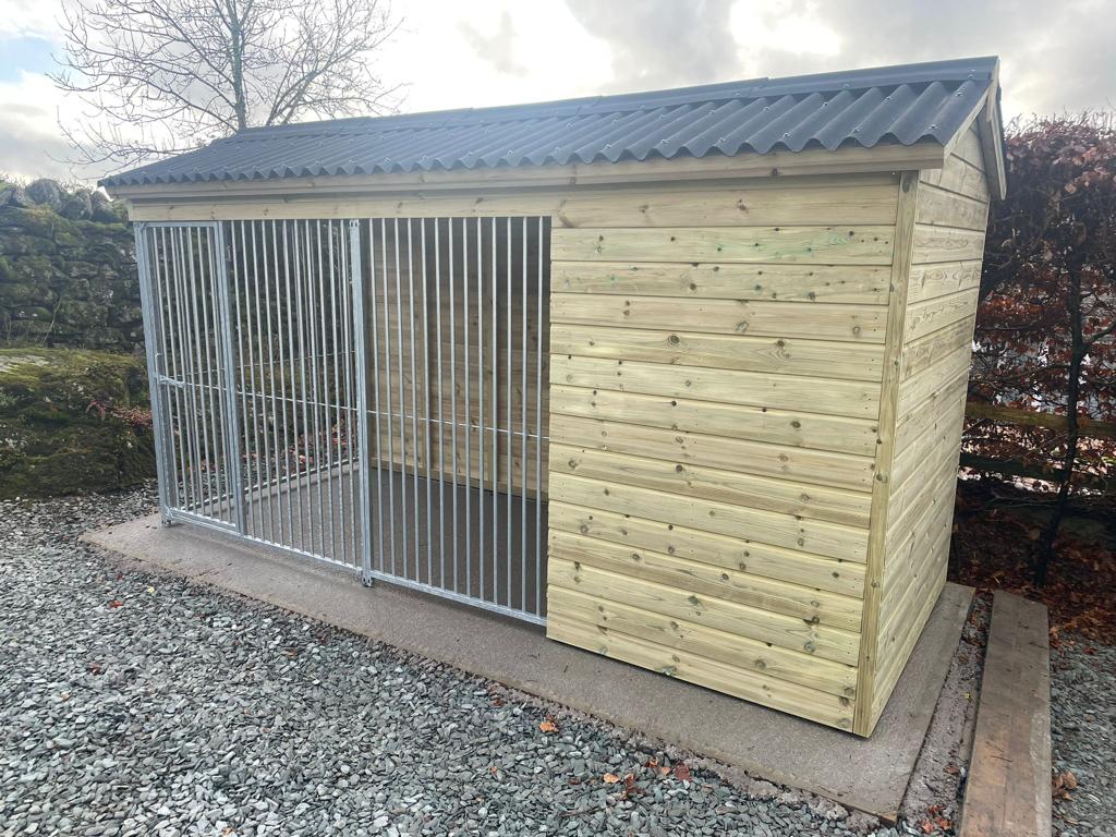 BUXTON WOODEN DOG KENNEL AND RUN WITH INTERNAL CABIN