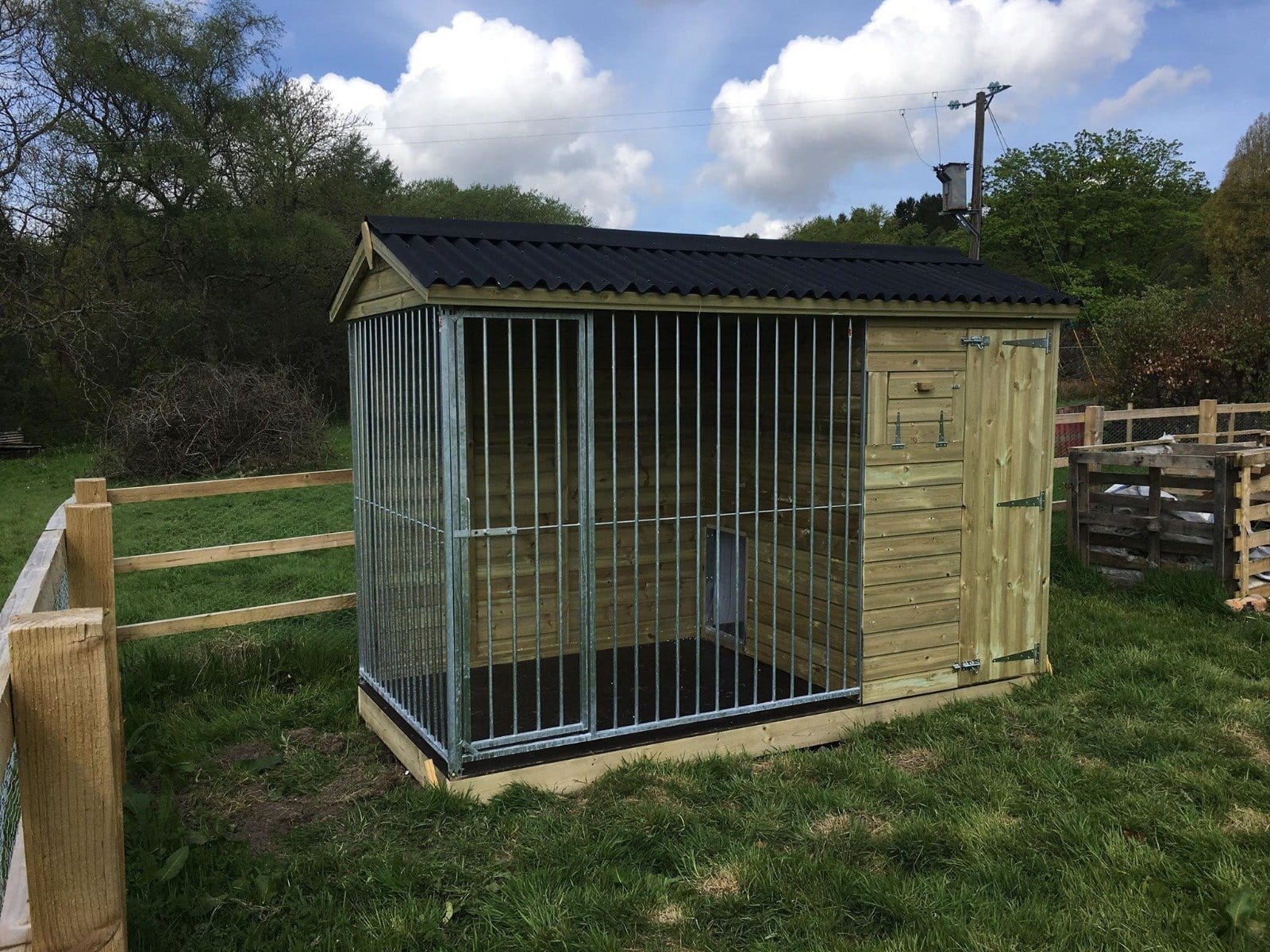 Wymbury Wooden Dog Kennel and Run