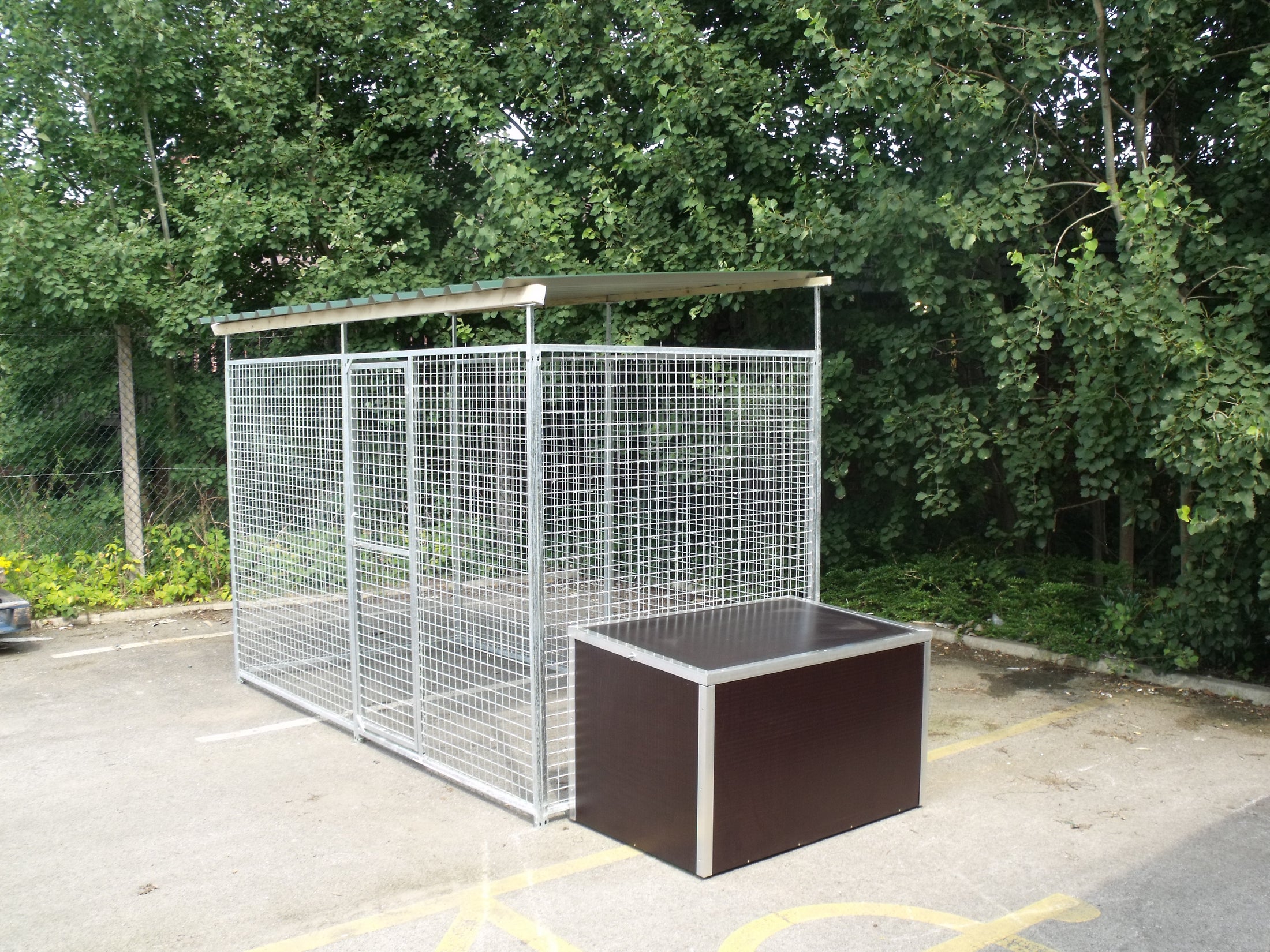 galvanised mesh dog pen