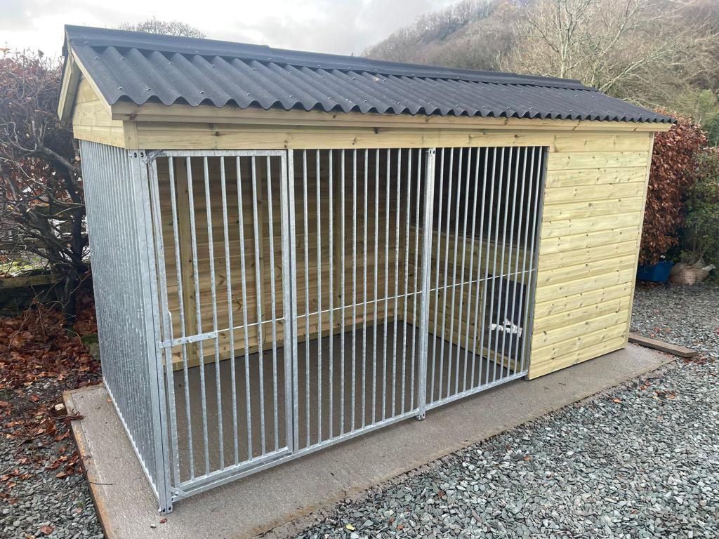 BUXTON WOODEN DOG KENNEL AND RUN